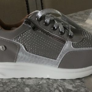 Brand new silver tennis shoes size 8 1/2